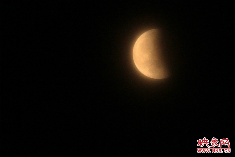 20：11夜空依然能見度很低，月亮看起來總是霧蒙蒙的。
