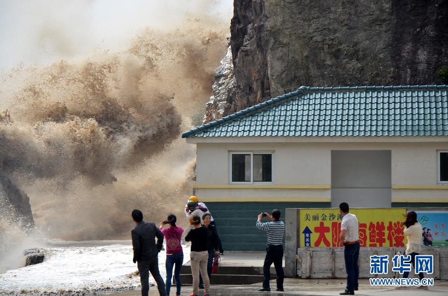 10月12日，浙江省溫嶺市石塘鎮(zhèn)海域出現(xiàn)大浪。