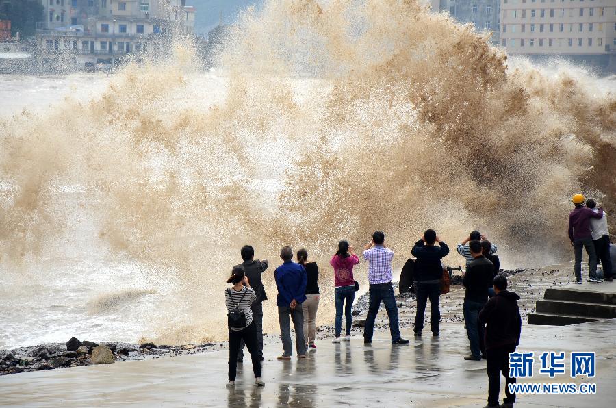 10月12日，人們?cè)谡憬貛X市石塘鎮(zhèn)觀看大浪。