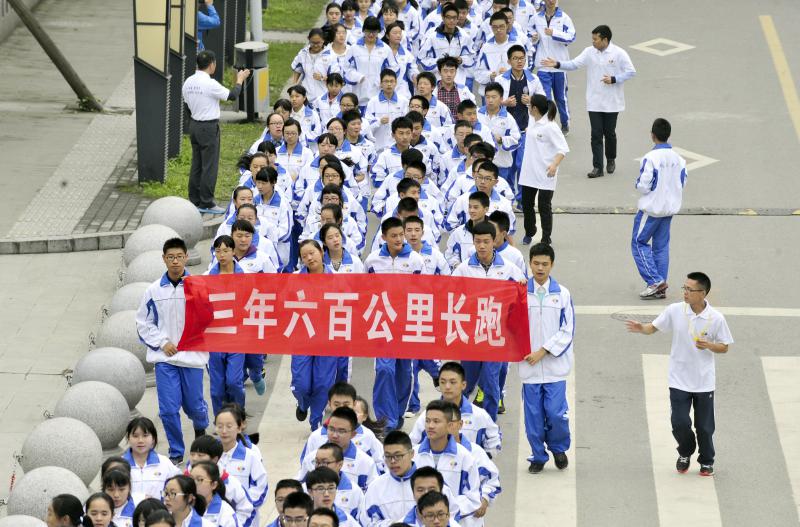 10月14日，成都七中萬(wàn)達(dá)學(xué)校實(shí)行三年跑六百公里才能畢業(yè)，現(xiàn)場(chǎng)學(xué)生開(kāi)始長(zhǎng)跑。