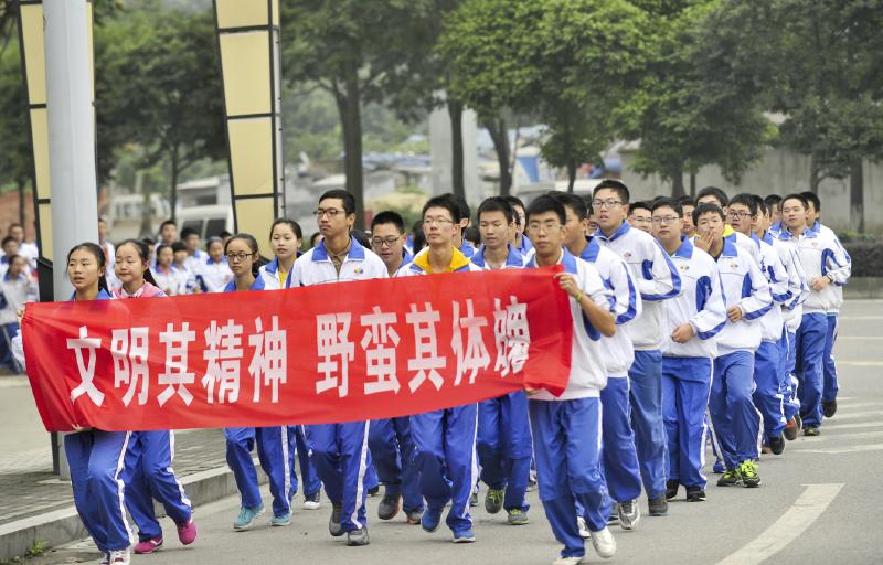 10月14日，成都七中萬(wàn)達(dá)學(xué)校實(shí)行三年跑六百公里才能畢業(yè)，現(xiàn)場(chǎng)學(xué)生開(kāi)始長(zhǎng)跑。