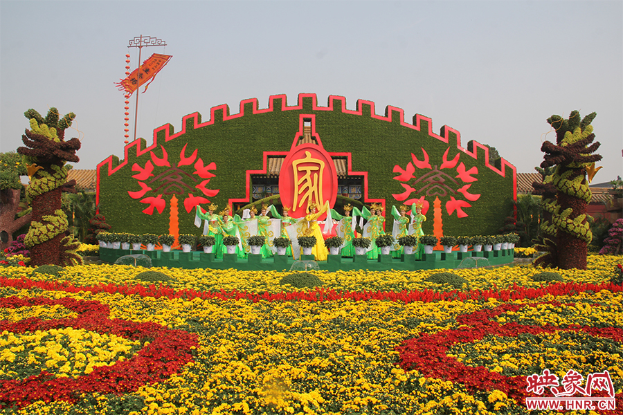 龍亭公園內(nèi)大型菊花景觀。