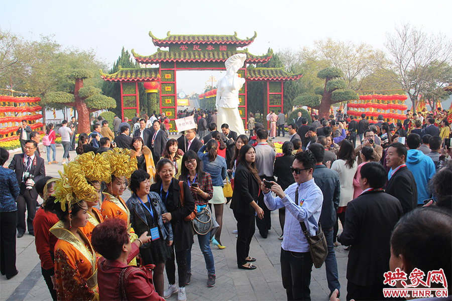 與會(huì)領(lǐng)導(dǎo)與嘉賓入園賞菊。