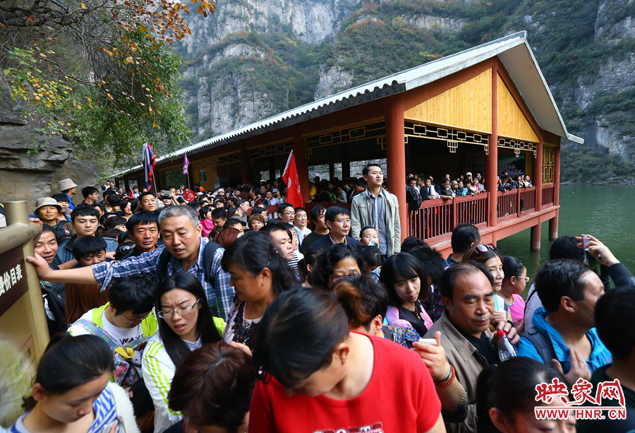 由于長時間擁擠不動，導致游客產(chǎn)生了焦躁的情緒