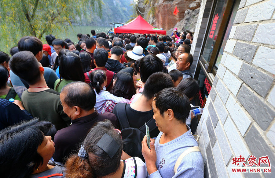 游船售票處前，游客被擠得無法轉(zhuǎn)身