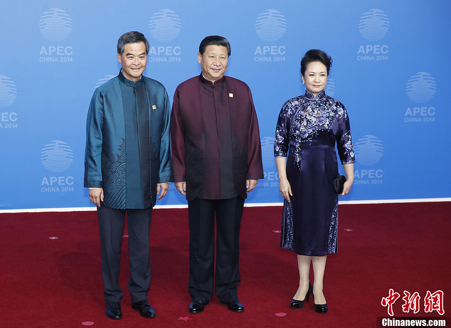 圖為習(xí)近平夫婦歡迎中國(guó)香港特別行政區(qū)行政長(zhǎng)官梁振英。中新社發(fā) 杜洋 攝