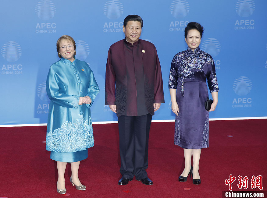 圖為習(xí)近平夫婦歡迎智利總統(tǒng)巴切萊特。中新社發(fā) 杜洋 攝