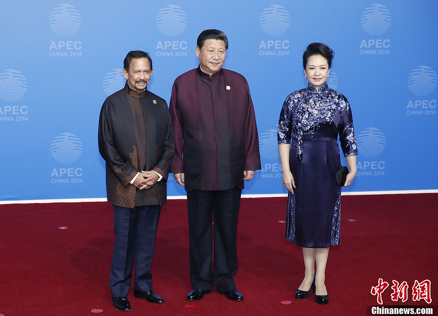 圖為習(xí)近平夫婦歡迎文萊蘇丹哈桑納爾。中新社發(fā) 杜洋 攝