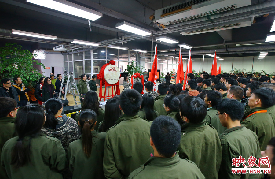 “雙十一”零點到來前，電商的負(fù)責(zé)人為一線員工鼓勁加油