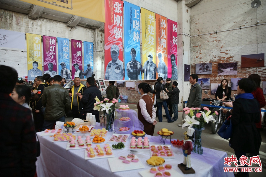 影展現(xiàn)場介紹河南籍賽車的手條幅掛滿展室。