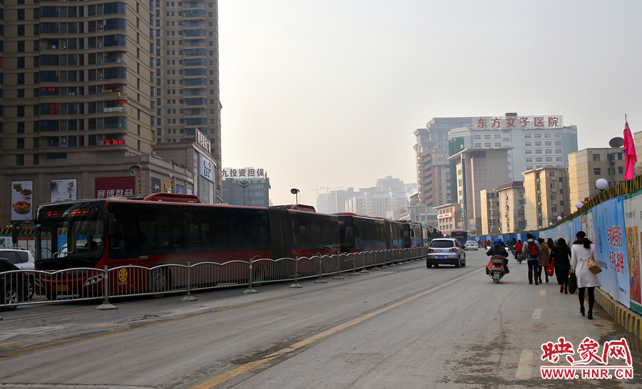 未來路道路兩邊施工，行人和非機(jī)動(dòng)在機(jī)動(dòng)車道路上通行