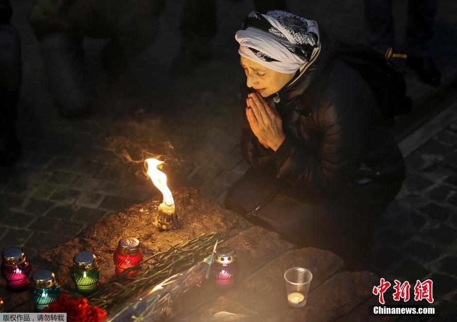 當(dāng)?shù)貢r(shí)間2014年11月22日，烏克蘭基輔，民眾舉行儀式紀(jì)念1932-1933烏克蘭大饑荒81周年