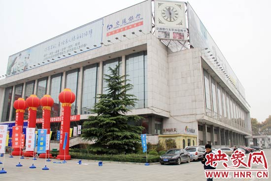 11月28日，記者從鄭州市政府獲悉，河南省人民會堂決定拆除違法存在10多年的巨型樓頂廣告。