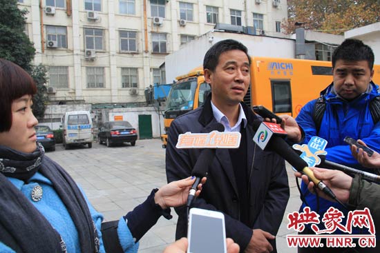 鄭州城市管理局行政執(zhí)法監(jiān)察支隊二大隊副大隊長杜陸水就“河南省人民會堂違法戶外廣告”一事，接受媒體采訪
