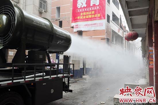 針對造成霧霾的主兇“建筑工地?fù)P塵”，“霧炮車”降塵除塵效果能到到80%。