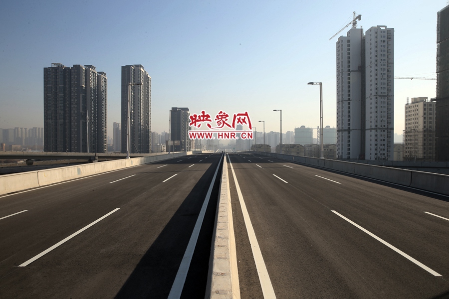 隴海高架過西三環(huán)進入市區(qū)。