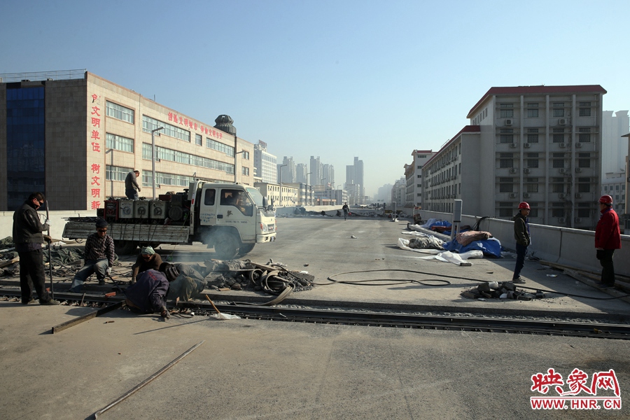 由西向東方向，嵩山南路出口以東，仍在緊張施工中。