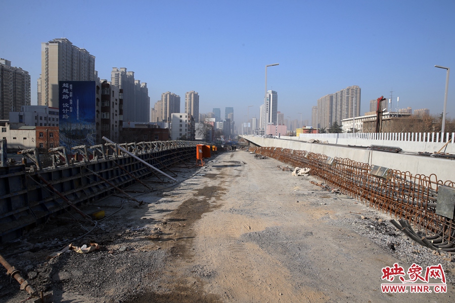 由西向東方向，嵩山南路出口以東，仍在緊張施工中。