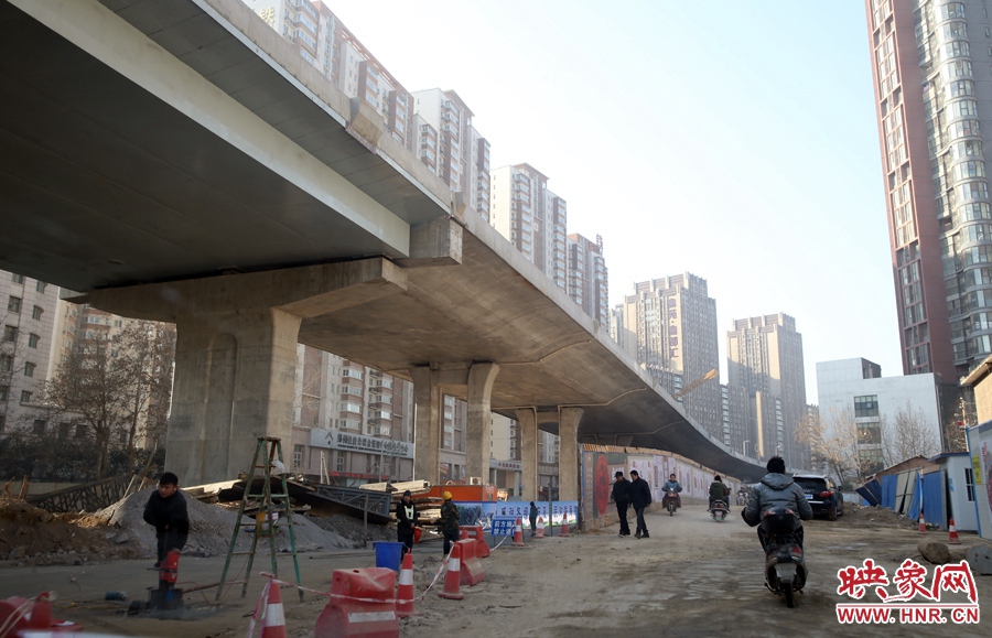 由西向東方向，嵩山南路出口以東，仍在緊張施工中。