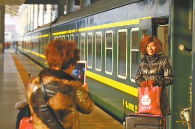 鄭州火車站又見綠皮車,車前留個影。
