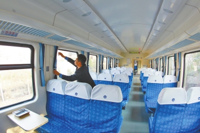 硬座車廂 藍(lán)色座套，清清爽爽。