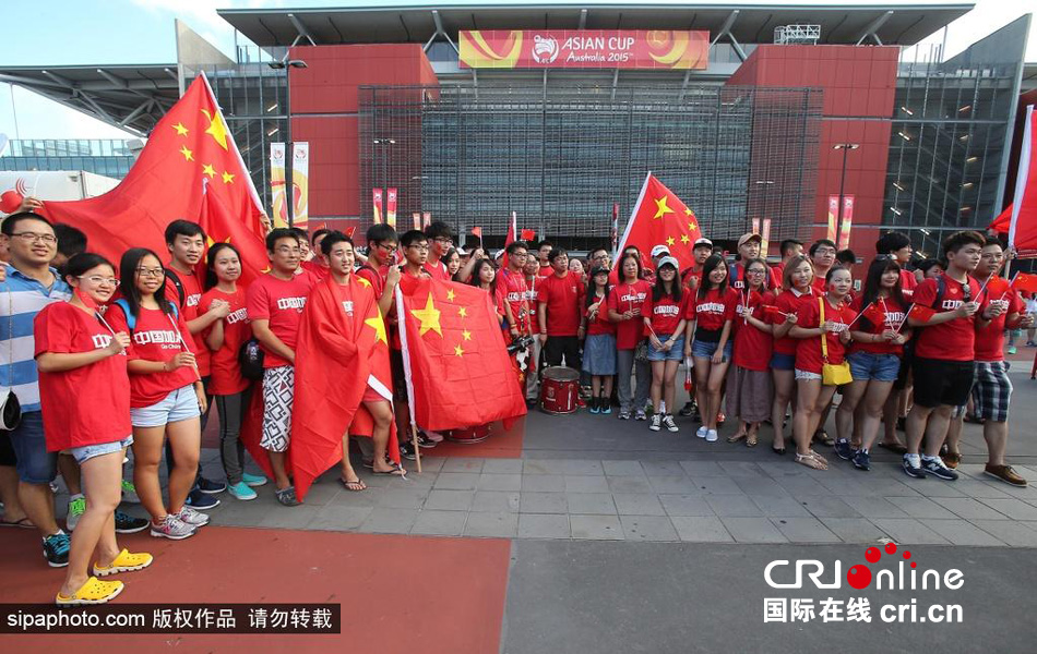 北京時間1月10日，中國隊迎來亞洲杯首場比賽，賽前中國球迷揮舞國旗進(jìn)場，為國足助威。