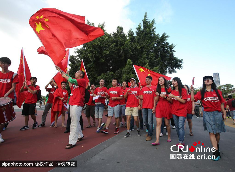 賽前中國球迷揮舞國旗進(jìn)場，為國足助威。