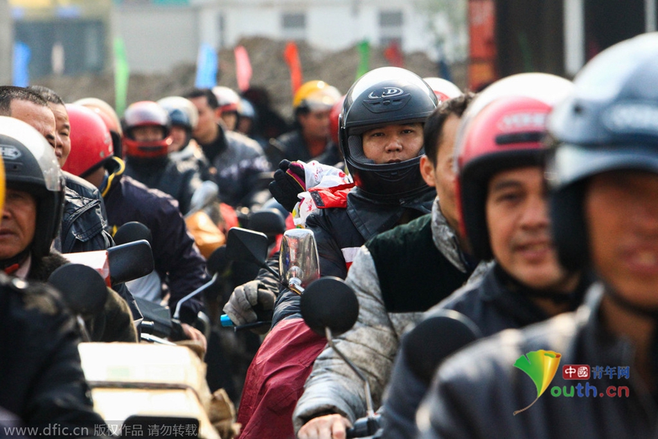 2015年2月10日，廣東佛山，順德龍山加油站為返鄉(xiāng)摩托車免費加油。