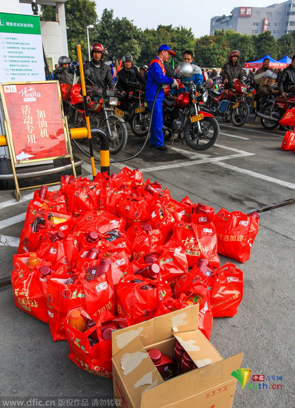 2015年2月10日，廣東佛山，順德龍山加油站為返鄉(xiāng)摩托車免費加油。