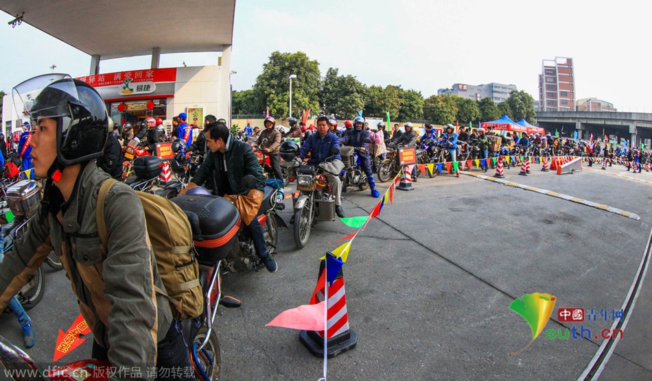 2015年2月10日，廣東佛山，順德龍山加油站為返鄉(xiāng)摩托車免費加油。