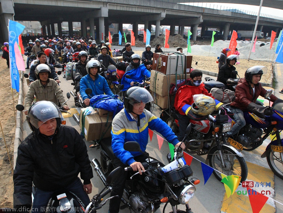 2015年2月10日，廣東佛山，順德龍山加油站為返鄉(xiāng)摩托車免費加油。