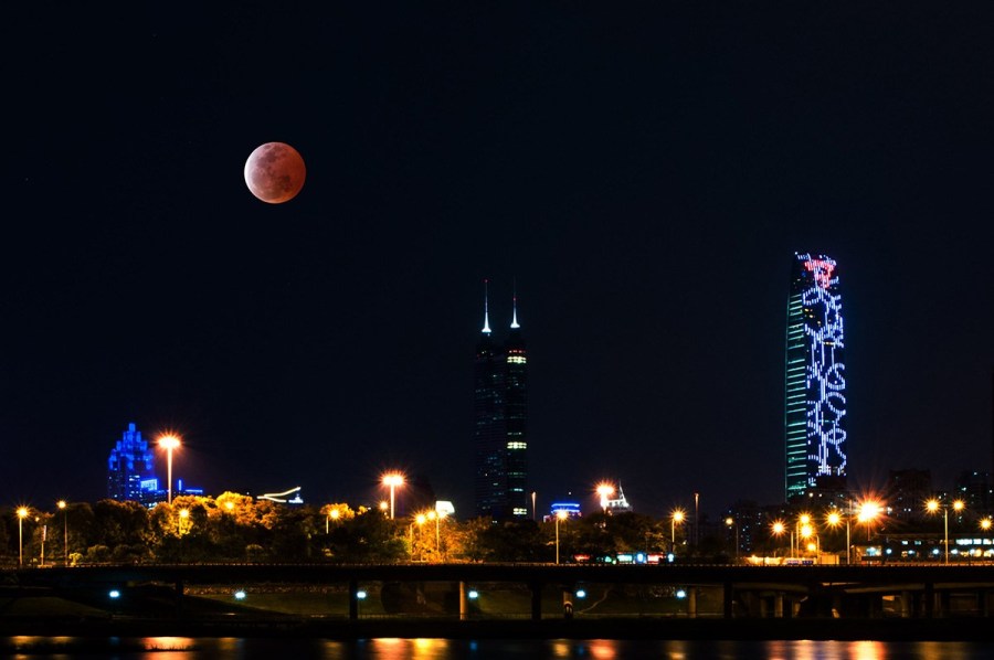4月4日，深圳，月全食，一輪紅月亮現(xiàn)身夜空。（合成）鄧飛/CFP