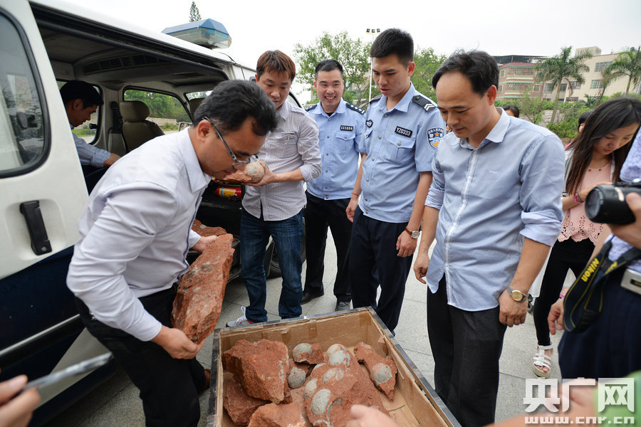 市文化綜合執(zhí)法大隊(duì)工作人員和110公安干警也迅速趕到現(xiàn)場維持秩序。