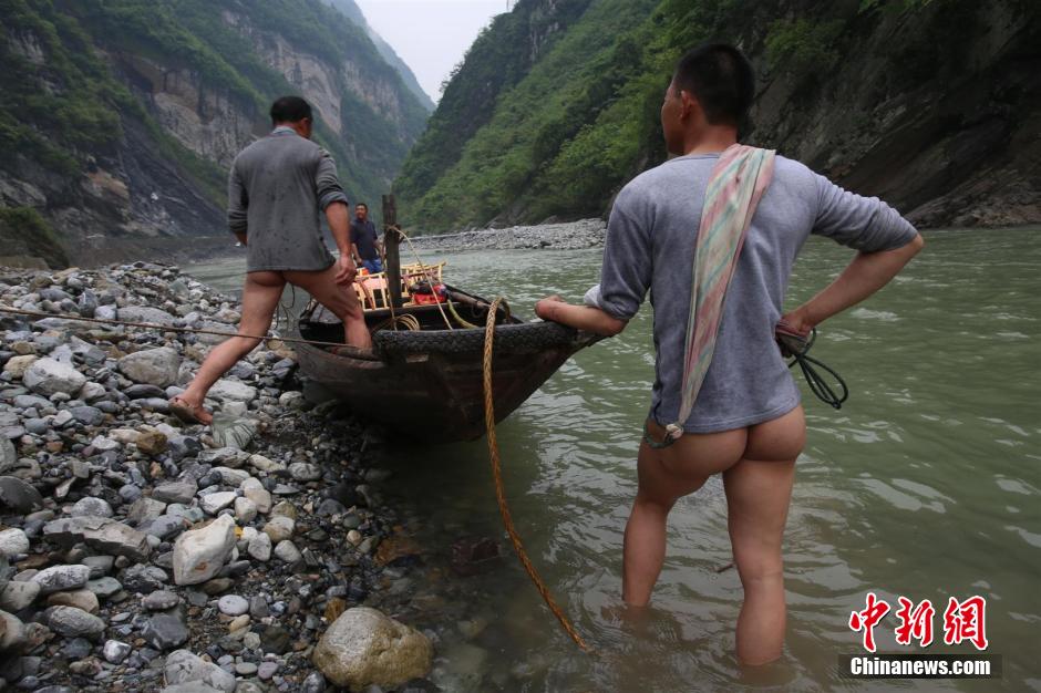 巴東神農(nóng)溪還保留著獨(dú)特的裸體纖夫拉纖景觀。