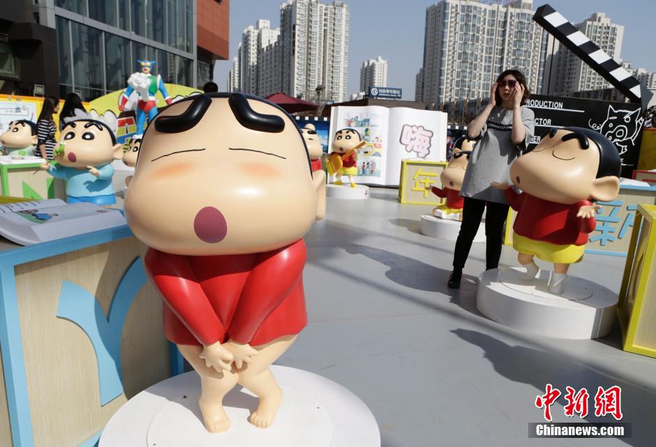 4月22日，游客參觀蠟筆小新特展?！跋灩P小新25周年紀念特展”日前在北京開展