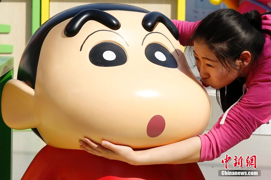 4月22日，游客與蠟筆小新合影?！跋灩P小新25周年紀念特展”日前在北京開展，吸引了不少市民游客。