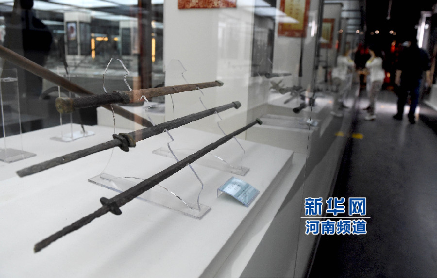 4月26日，參觀者在兵器展覽館內(nèi)參觀。