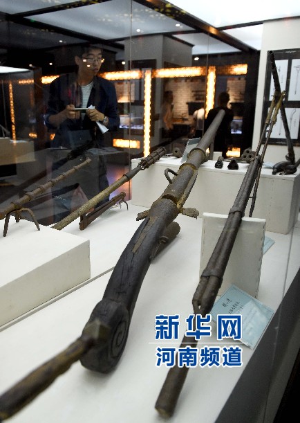 4月26日，參觀者在兵器展覽館內(nèi)參觀。