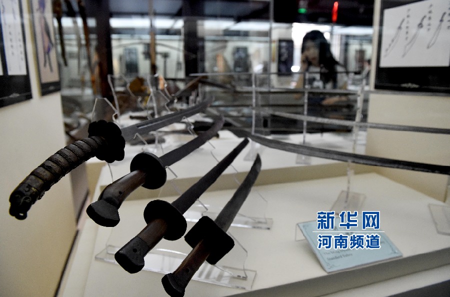 4月26日，參觀者在兵器展覽館內(nèi)參觀。