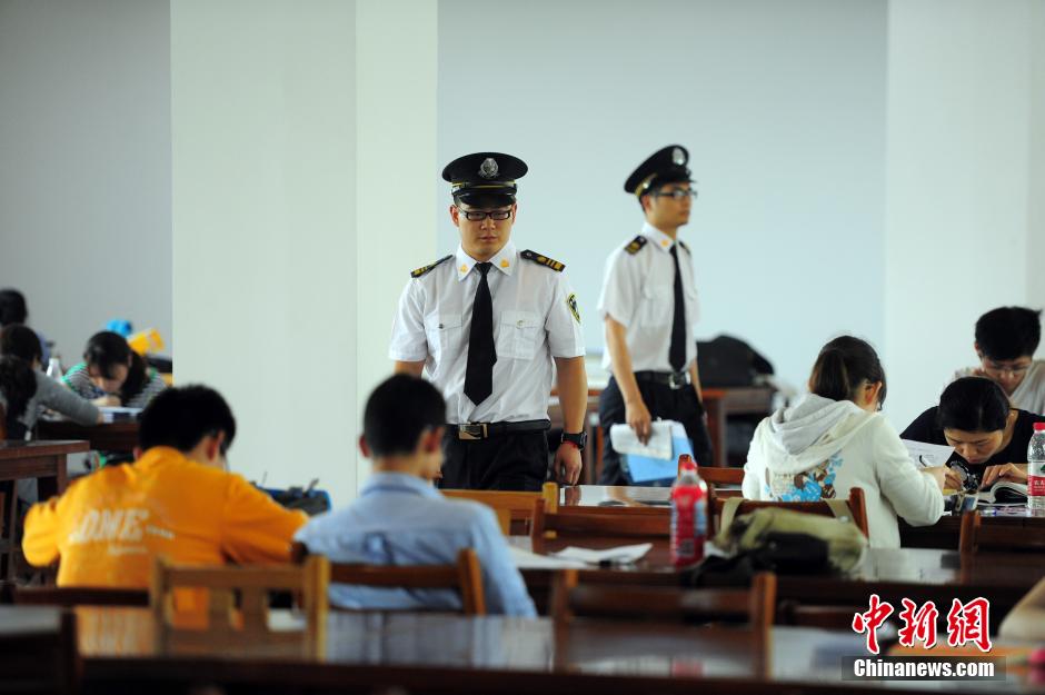 5月8日，武漢輕工大學(xué)圖書館保安黃凱、萬文杰在圖書館巡查。中新社發(fā) 張暢 攝