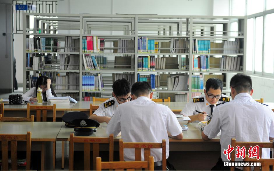 5月8日，武漢輕工大學(xué)保安黃凱在圖書館巡查。中新社發(fā) 張暢 攝
