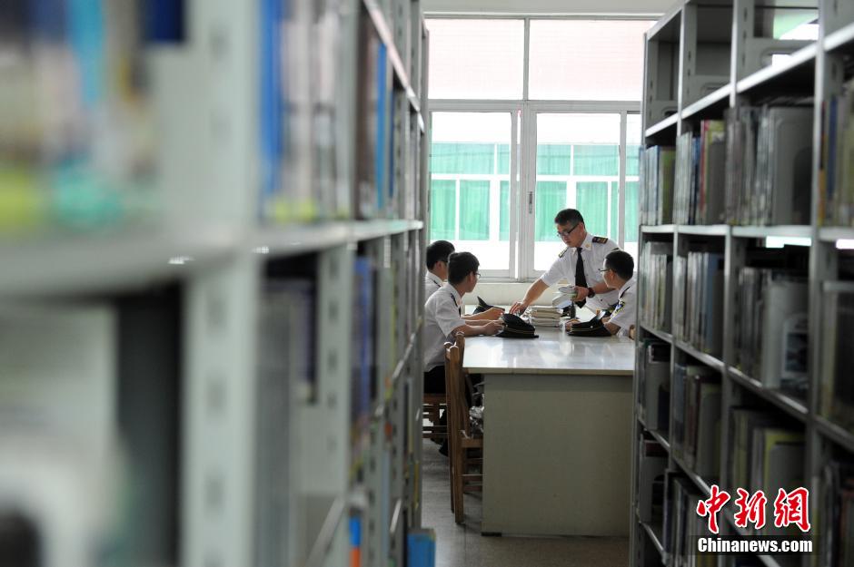5月8日，武漢輕工大學(xué)保安吳濤、江力、黃凱、萬文杰在圖書館學(xué)習(xí)中。中新社發(fā) 張暢 攝