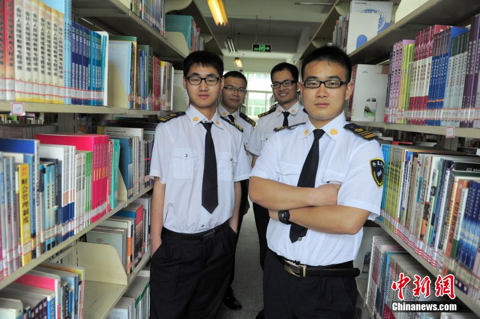 　5月8日，武漢輕工大學(xué)圖書館保安吳濤、江力、黃凱、萬文杰。中新社發(fā) 張暢 攝