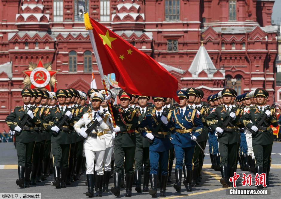 解放軍三軍儀仗隊(duì)參加紅場閱兵。