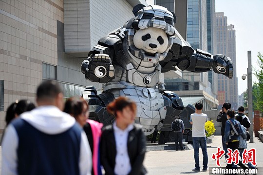5月9日，遼寧沈陽，一商城門前廣場上驚現(xiàn)7米多高的熊貓鋼鐵俠，吸引不少人駐足拍照。