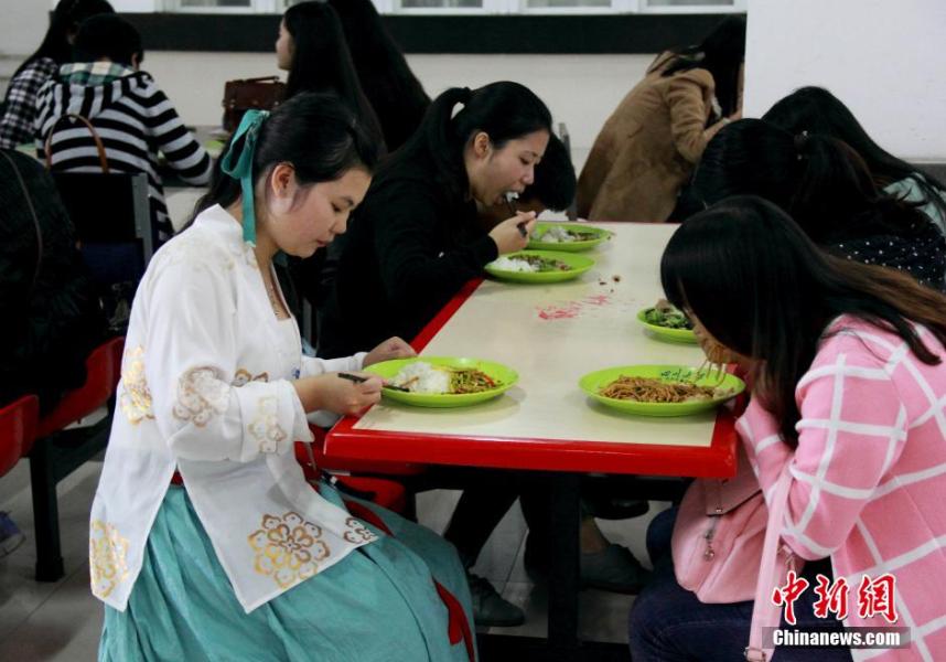 圖為穿漢服在食堂吃飯的胡雅潔。