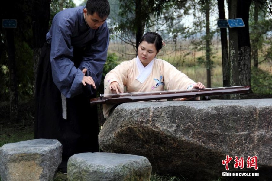 在校園里撫琴的“神雕俠侶”。