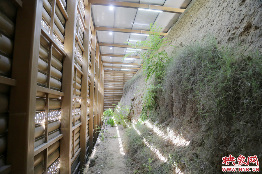 鄭州市商城遺址保護(hù)管理處對該節(jié)點1700米城垣兩側(cè)斷面遺址進(jìn)行保護(hù)性設(shè)施建設(shè)。