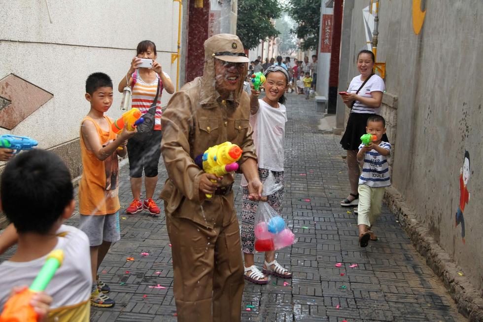 孩子們扮成八路軍手持水槍打鬼子。