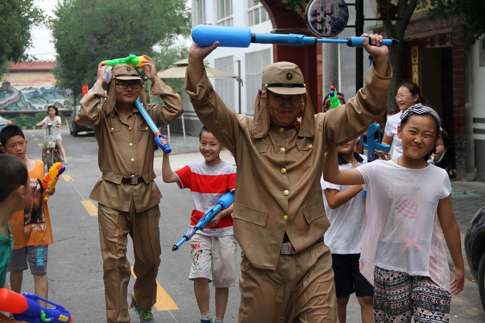 最終幾名鬼子被八路軍制服，被押著游街示眾，以此慶?？谷諔?zhàn)爭勝利70周年。